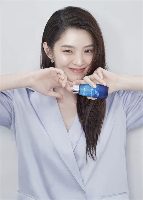 韩女星韩素希代言拍宣传照 水光肌白皙细腻|宣传照|护肤|韩素希_新浪新闻