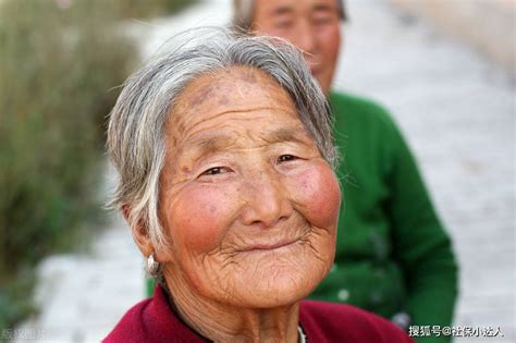 老年女人,自然美,50到59岁,全身像,垂直画幅,美,注视镜头,衰老过程,美人,白人摄影素材,汇图网www.huitu.com