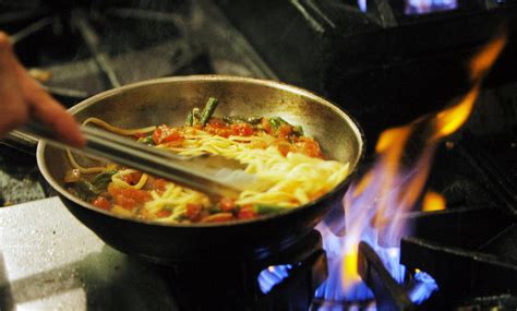 Utahns dine 'around the world,' support refugees – Deseret News