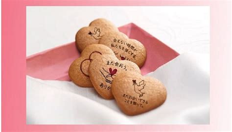 Japanische Cookies mit kleinen Nachrichten sollen während sozialer ...