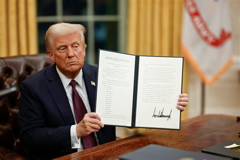 File:President Donald Trump signing executive orders (01).jpg ...