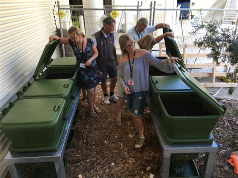 Commercial Worm Production 的图像结果