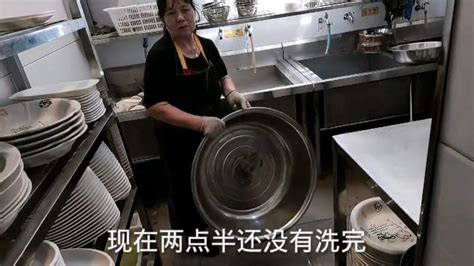 饭店洗碗阿姨快60岁了，每天坚持把碗洗完才下班，真的很辛苦,三农,农民生活,好看视频