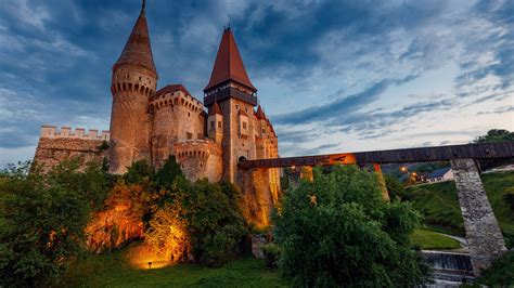 Corvin Castle in Hunedoara in Romania | Windows Spotlight Images