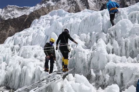 珠峰8000米大“堵车” 登山者目睹一女队员滑坠_中国经济网——国家经济门户