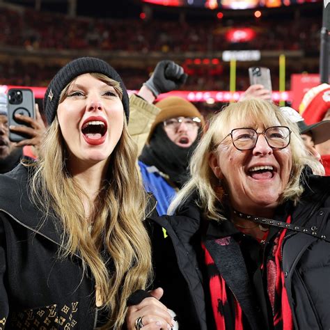 Taylor Swift, Donna Kelce Share Sweet Moment at Travis Kelce's Game