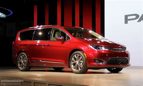 2017 Chrysler Pacifica Scores Impressive 28 MPG Highway - autoevolution