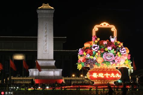 北京天安门广场“祝福祖国”巨型花篮初现芳容