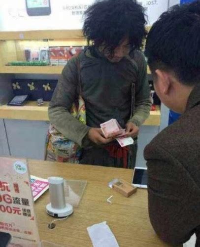 温州乞丐甩万元现金买2台iPhone6 Plus(图) - 国内动态 - 华声新闻 - 华声在线