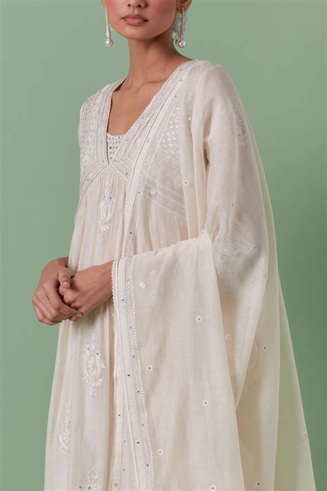 Off-white cotton chanderi dupatta with delicate silk thread embroidery ...