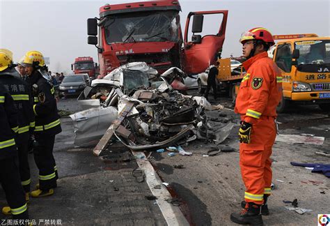一场高速70多车相撞18人死亡，保险赔付近1280万元_凤凰网