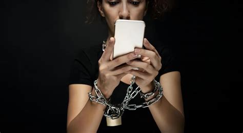 请放下手机！世界卫生组织提醒：沉迷手机严重危害身心健康_游戏
