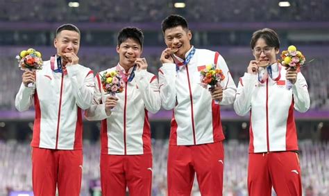 苏炳添晒全家福：一家四口很幸福！中国飞人在杭州收获奥运会铜牌
