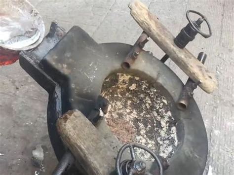河南农村大叔用土法浇铸铝锅，这样的传统手艺真是难得一见了 - YouTube