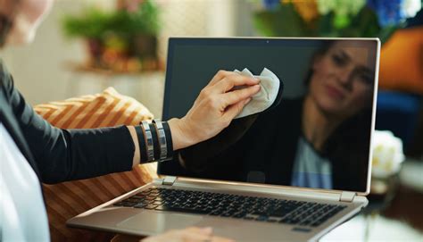 How to Clean Computer Screen at Home 的图像结果