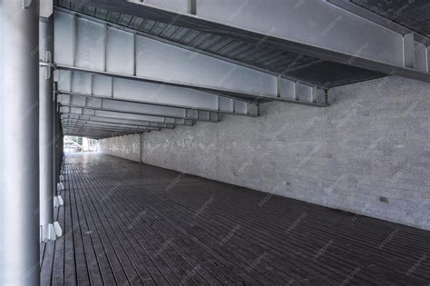 Pedestrian corridor by the river | Premium Photo