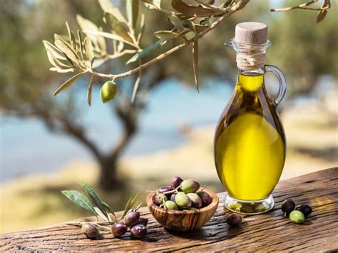 橄榄油宣传背景图片-从橄榄里滴下来的橄榄油素材-高清图片-摄影照片-寻图免费打包下载