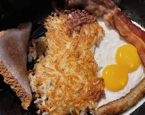 A simple scrambled eggs, bacon, toast and jam to start the week : r ...