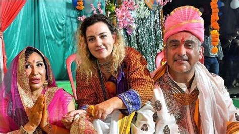 Mexican Couple Marriage: आगरा में एक दूजे का हुआ मैक्सिकन कपल, शिव ...