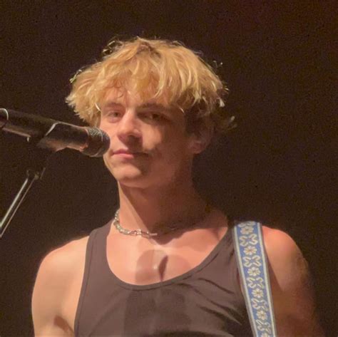 Ross lynch has a party trick and it’s grabbing his crotch on stage ...