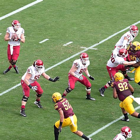 Nfl Offensive Lineman Blocking
