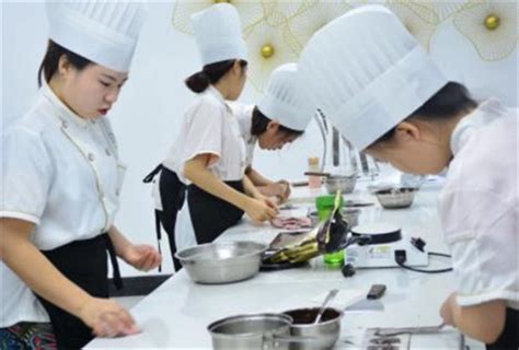 蛋糕师培训学费多少钱一个月_学烘焙_陕西新东方烹饪学校