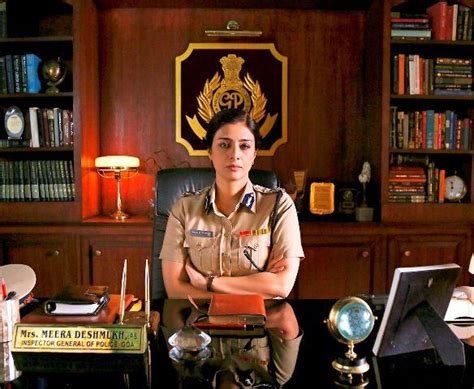 印度电影里的美丽女警，警衔和勋章很气派，喜欢对嫌疑犯滥用私刑|印度_新浪新闻