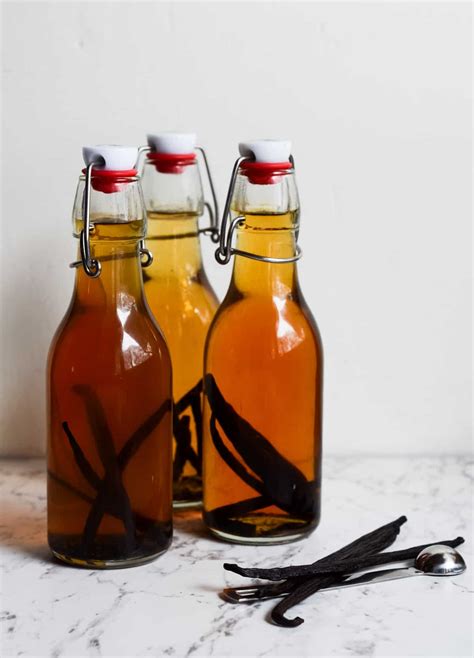 Easy Homemade Vanilla Extract - Beside the Mountain
