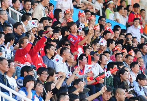 图文-[亚运]韩国VS朝鲜 韩国队球迷激情呐喊助威-新闻中心-南海网