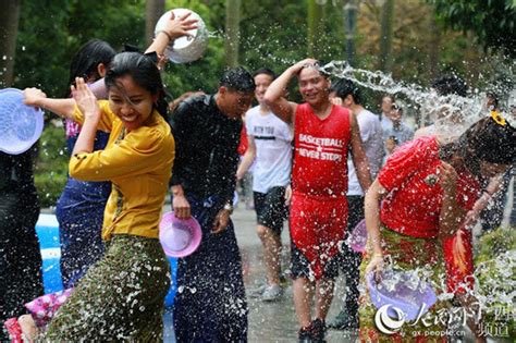 当代广西网 -- 广西大学东盟留学生欢庆泼水节