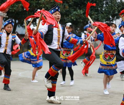 贵州黔西：布依族竹鼓舞进校园-人民图片网