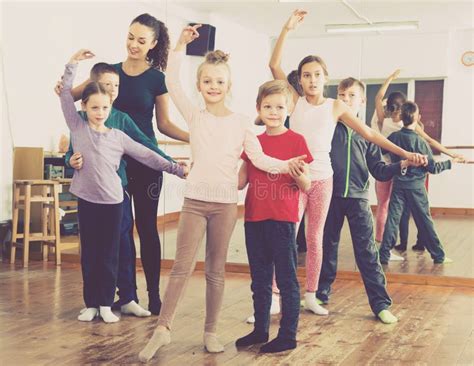 努力跳舞对的小男孩和女孩跳舞 库存照片. 图片 包括有 主要, 了解, 课程, 大使, 教育, 欧洲, 选件类 - 83489600