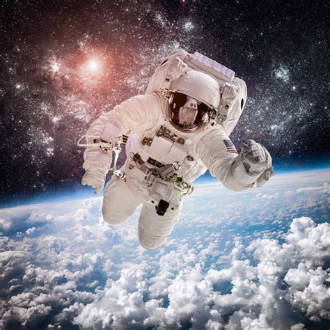 天空宇航员图片-太空旅行者素材-高清图片-摄影照片-寻图免费打包下载