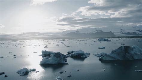 飘在海上奇特造型的冰山图片-水上和水下的冰山图素材-高清图片-摄影照片-寻图免费打包下载