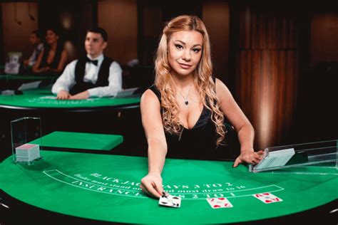 Learn How to Play Blackjack Online 2021 | Learn when to hit and split!