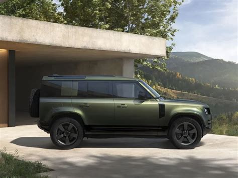 2025 Land Rover Defender revealed with minor updates — Details here!