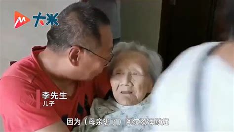 52岁儿子抱着101岁妈妈去看病