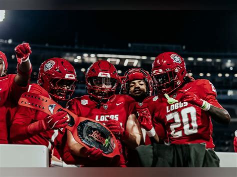 Lobos advance to 8-3 behind dominant defensive performance - The Daily Lobo
