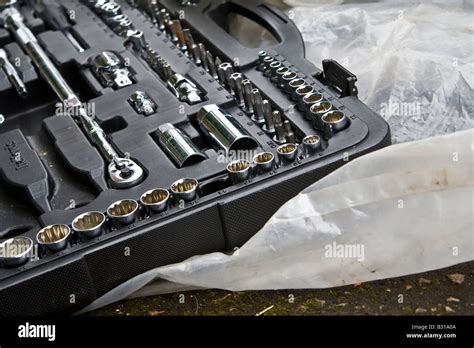 Using a Socket Set 的图像结果