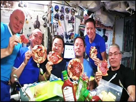 Pizza Party in Space Station: अंतरिक्ष में पिज्जा पार्टी, स्पेस स्टेशन ...