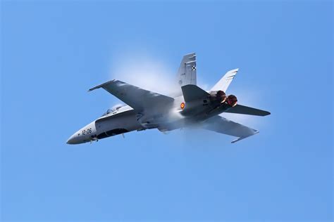 Spanish Hornet’s evasive move at Gijón airshow explained