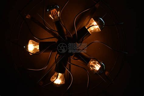 房间悬吊着的灯泡照明效果高清jpg格式图片下载_熊猫办公