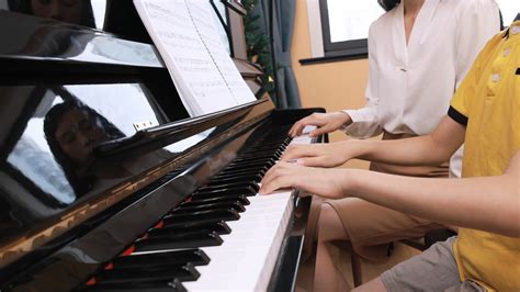 音乐家教指导男孩弹奏钢琴mp4格式视频下载_正版视频编号696985-摄图网