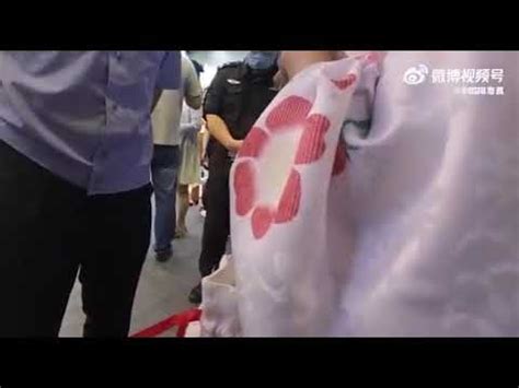 女孩穿和服（日式浴衣）街头拍照，被警察带走 - YouTube