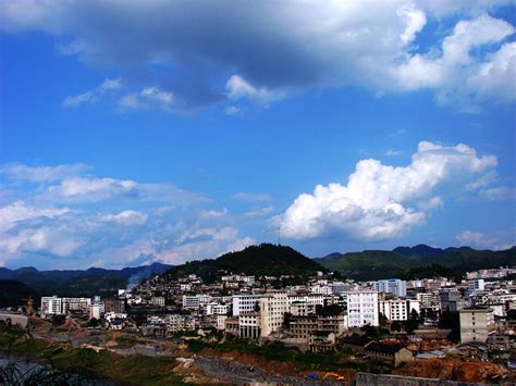 四川有个“小县城”，人口只有3万多，但却拥有50多家酒店_旅游_乡城县_巴姆