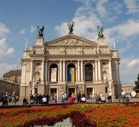 Як у Львові місце під Оперний театр вибирали