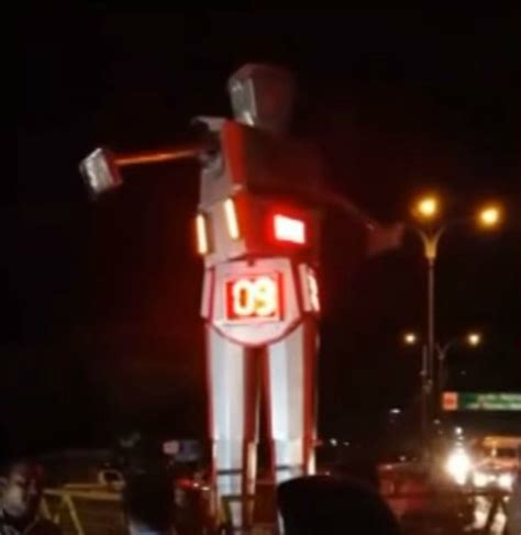 Indore Gets The Country's First 'Robocop', A 14-Foot-Tall Robot Which ...