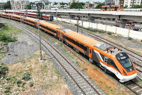 Vande Bharat Orange Colour: పరుగులు తీసిన ఆరెంజ్ వందే భారత్ రైలు ...