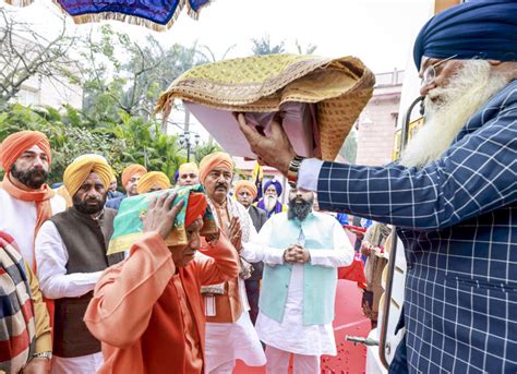 Sikh gurus' history a unique blend of devotion and valour: Yogi Adityanath