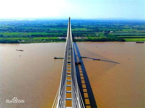 世界首座高低矮塔公铁两用斜拉桥：芜湖长江大桥主塔建成